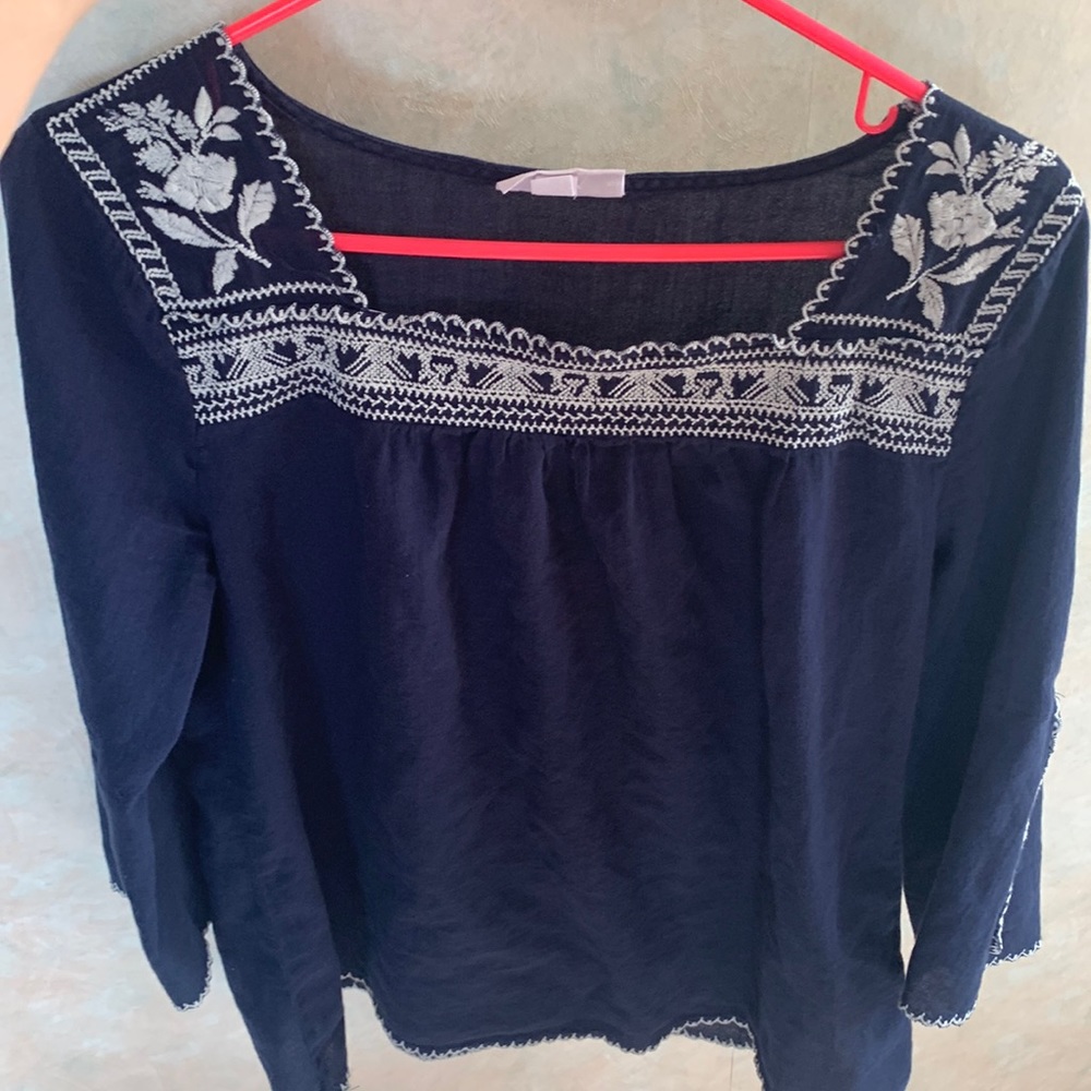 Westport Nautical embroidered blouse Size Med, cute trim on sleeve and hem! 💙